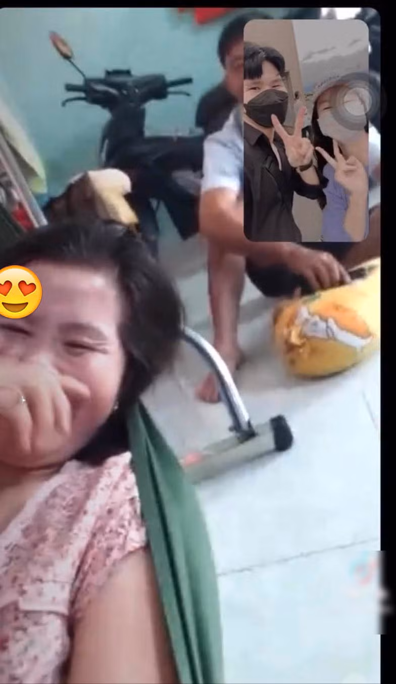 Đoạn clip ghi lại cảnh bố mẹ vừa cười vừa rơi nước mắt khi chứng kiến cảnh con gái sang đoàn tụ với anh trai bên Nhật. Khoảnh khắc này khiến ai cũng xúc động với giây phút 2 anh em gặp nhau tại đất nước xa xôi cách Việt Nam hàng nghìn km. Ảnh: Chụp màn hình TikTok N.M.K