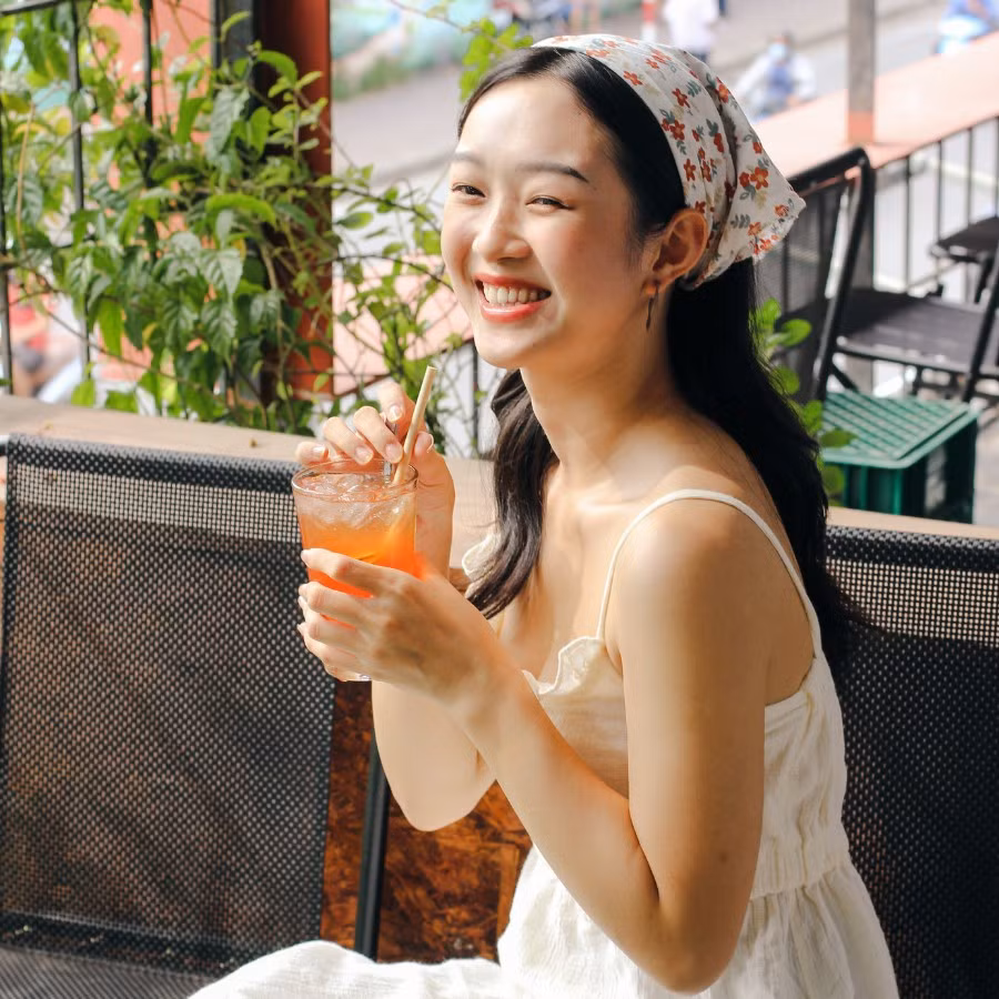 Từ chỗ cầu thang đến vào không gian quán đều vô cùng hoài cổ, từ cái cốc đến cái đĩa. Ảnh: @cuxa_caphe