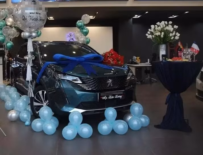 Cô nàng còn được showroom đặc biệt thiết kế cho tấm standee với hình ảnh của Hậu Hoàng kèm dòng caption: "Ối dồi ôi mua được ô tô rồi".