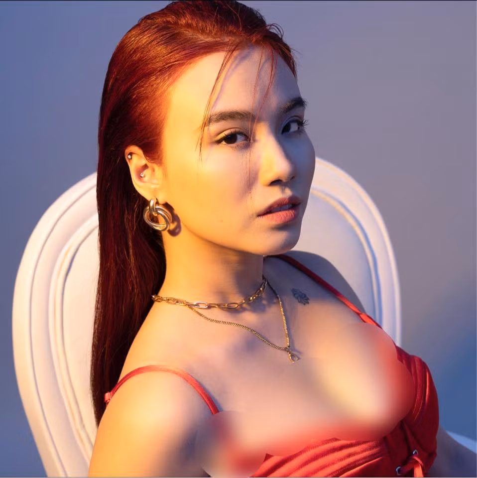 Mặc dù thường xuyên ăn mặc hở bạo nhưng Linh Miu vẫn được khen nhờ những trang phục tinh tế mà vẫn để lộ được hình xăm.