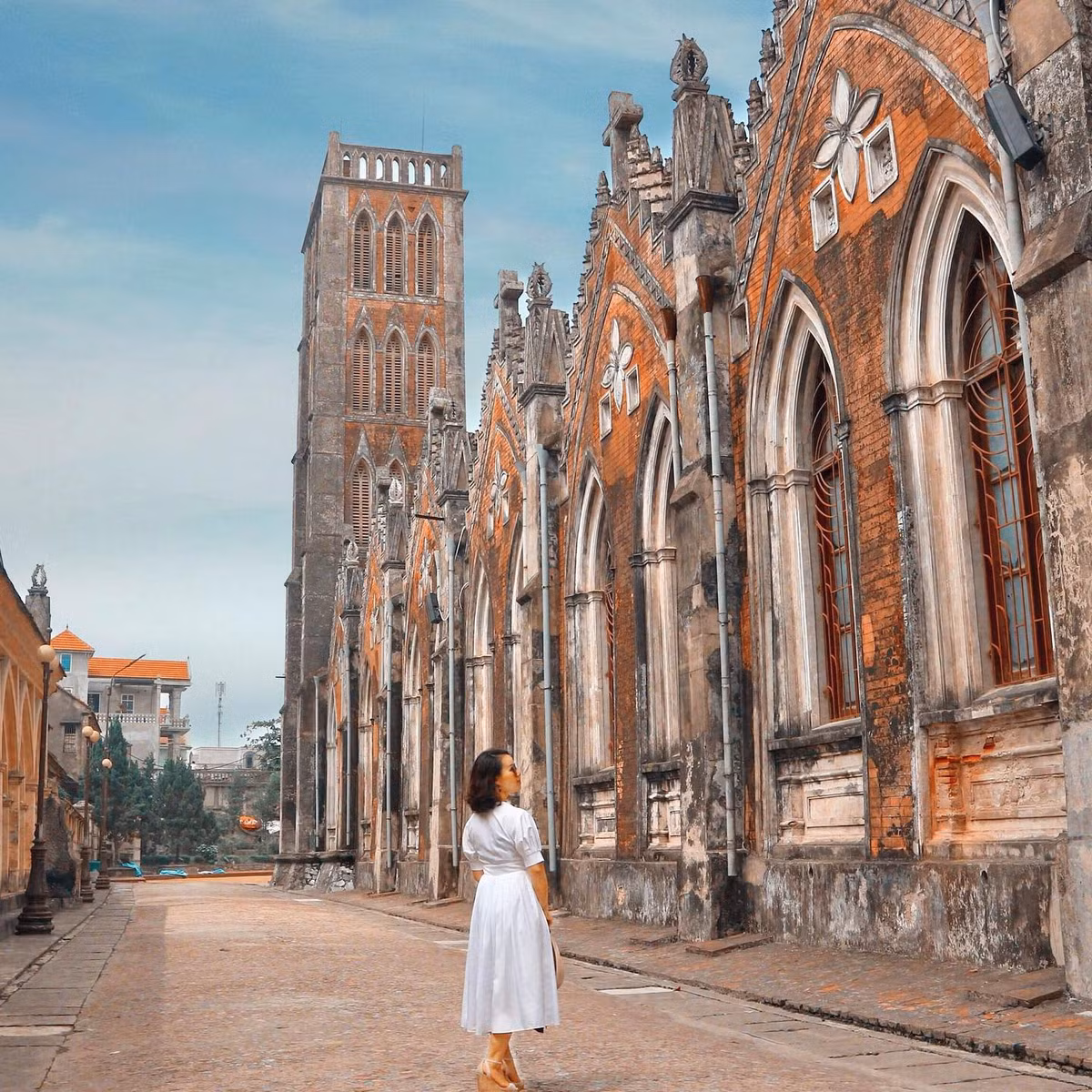 Nếu đam mê kiến trúc phương Tây và nghệ thuật Gothic, dành thời gian tham quan hàng giờ tại đây du khách chẳng thấy phí chút nào bởi có vô vàn góc chụp siêu đẹp. Ảnh: Sưu tầm