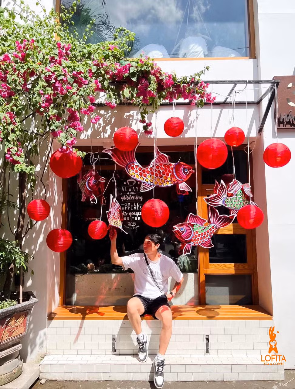 Lofita coffee 36 Hào Nam là một trong những quán cafe được trang trí Trung thu khá độc đáo. Ảnh: Lofita Tea &amp; Coffee