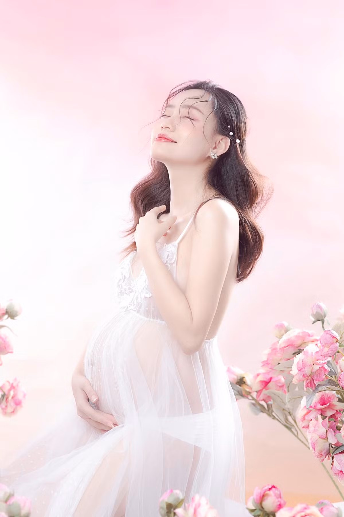 Dưới bình luận, nhiều người dành lời khen cho Xuân Anh: "Như nàng thơ ý nhỉ, mẹ Xoài hạnh phúc ghê", "Mẹ bầu make kiểu trong veo xinh thế", "Cái hạnh phúc trong trẻo nhìn mà mê",...