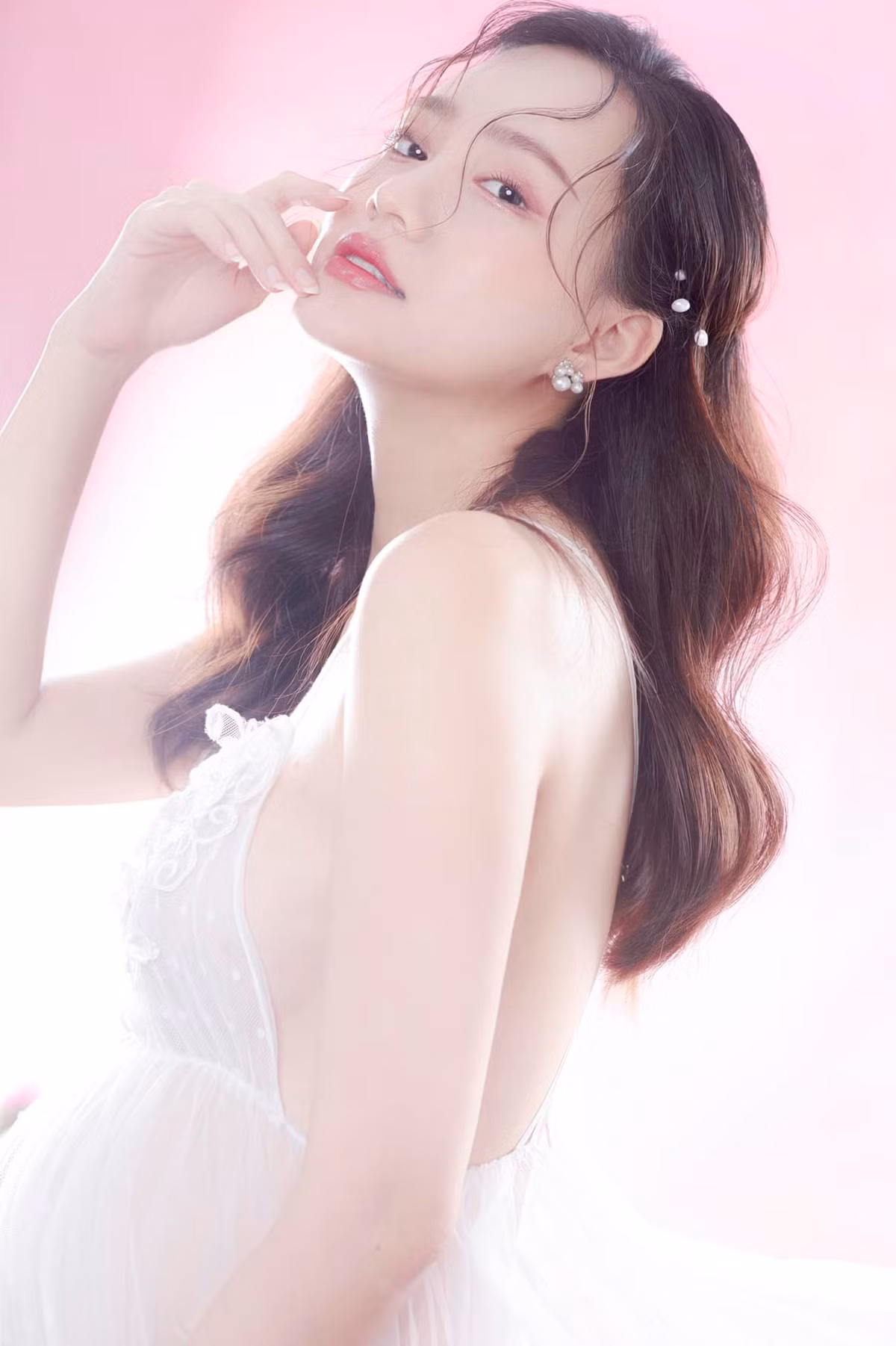 Mới đây, MC thời tiết Xuân Anh đăng tải trên trang cá nhân loạt ảnh khoe nhan sắc xinh đẹp, ngọt ngào trong những tháng cuối của thai kỳ.