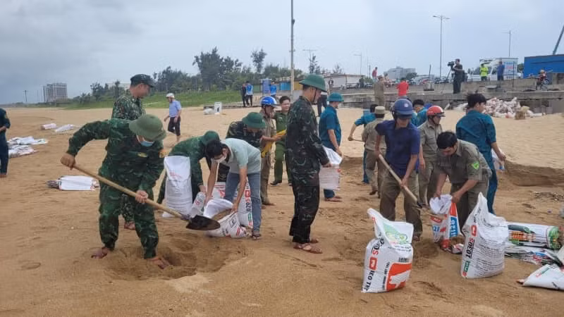 Trong thời điểm thiên tai vẫn đang tái diễn, cơn bão số 4 đang đổ bộ vào các tỉnh miền Trung, người dân phải gồng mình chống lũ, người nghèo lại chồng chất khó khăn thì cũng xuất hiện nhiều những hành động thiết thực.
