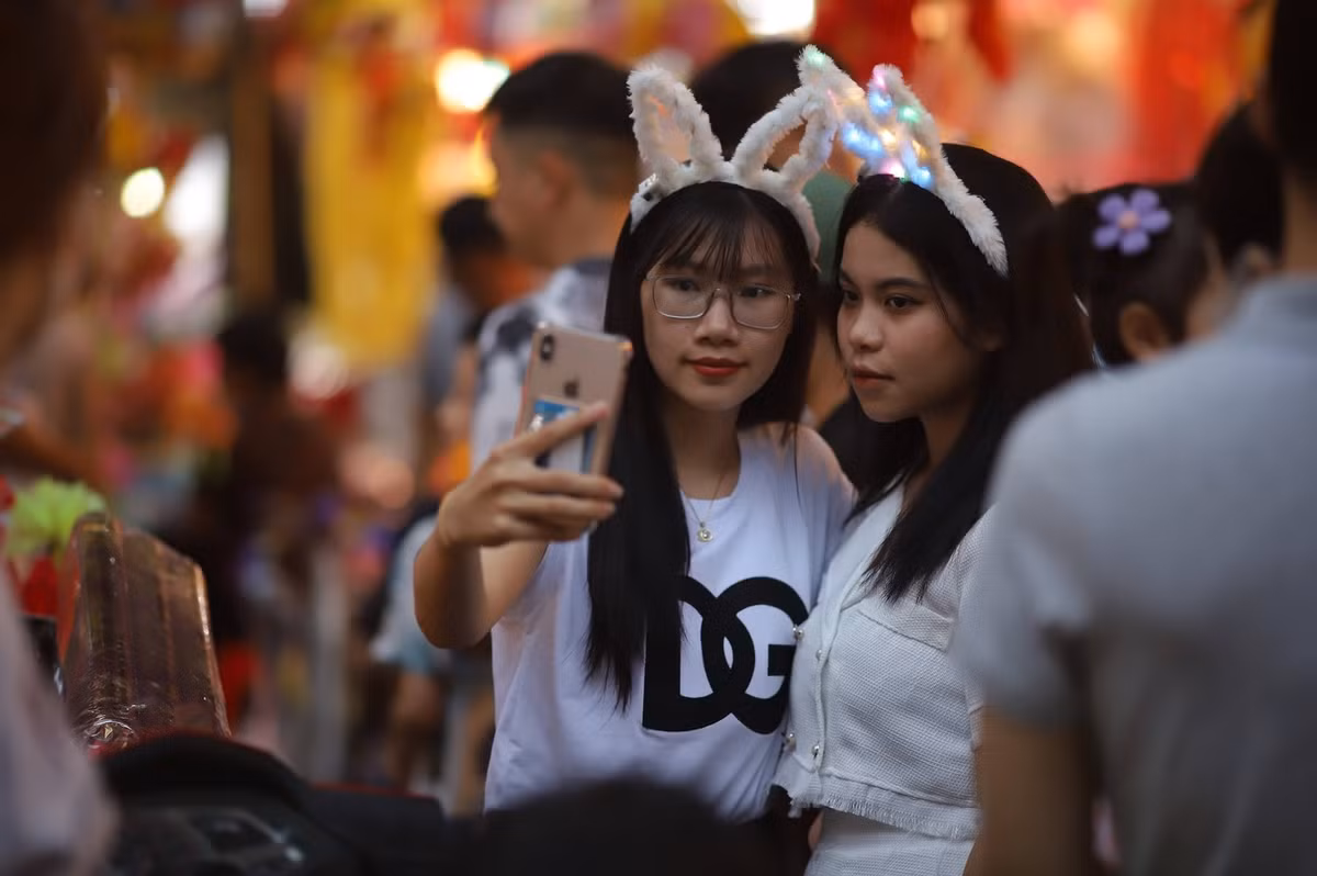 Các cửa hàng trang trí đẹp mắt, lộng lẫy thu hút nhiều khách tới mua hàng, chụp ảnh.