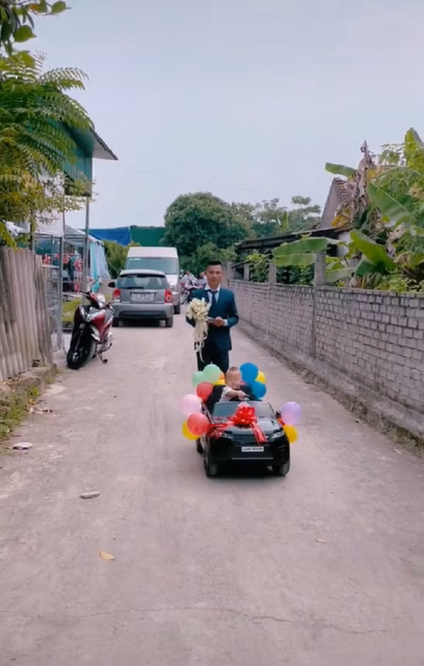 Mới đây, mạng xã hội rần rần chia sẻ một clip khi lại khoảnh khắc độc đáo trong một đám cưới. Đáng chú ý khi chú rể đi hỏi vợ, người hộ tống chú rể chính là con trai của cặp đôi.