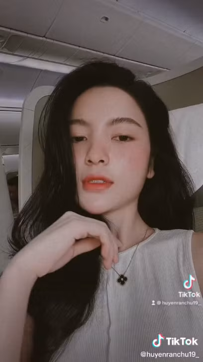Giống như mọi lần, Chu Thanh Huyền lảng tránh những câu hỏi liên quan tới bạn trai.