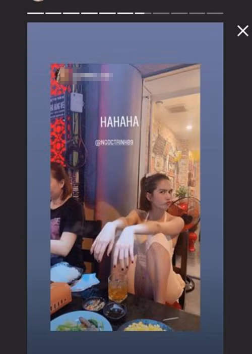 Ngồi ăn uống, Ngọc Trinh để hai chân lên ghế nên bị một số cư dân mạng chê ngồi kém duyên. Thực tế, đây là dáng ngồi thương hiệu của Ngọc Trinh.