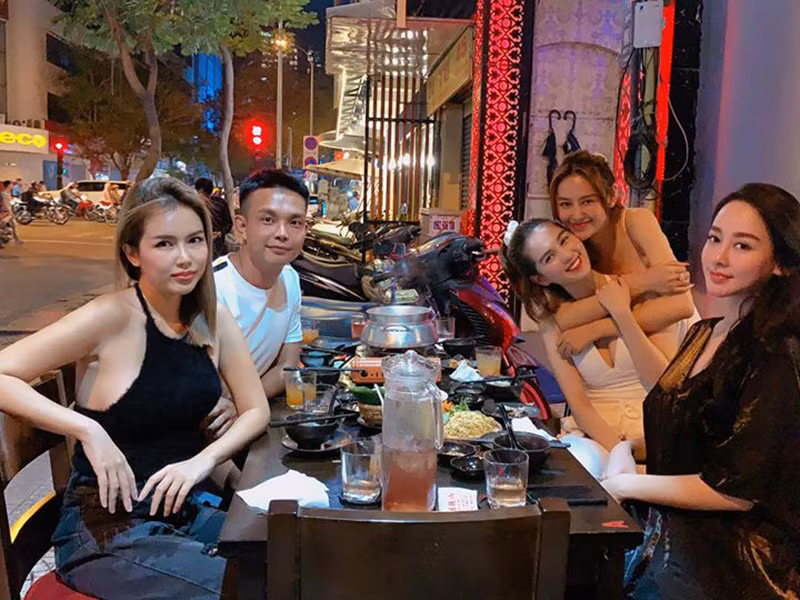 Hình ảnh Ngọc Trinh tươi rói bên người em thân thiết Linh Chi.