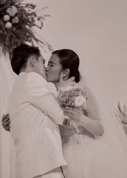 Dàn khách mời đám cưới Đông Nhi và Ông Cao Thắng có số lượng đến 200 nghệ sĩ. Trong đó, nhiều nhân vật nổi tiếng như Thu Minh, vợ chồng Trấn Thành, Việt Hương…