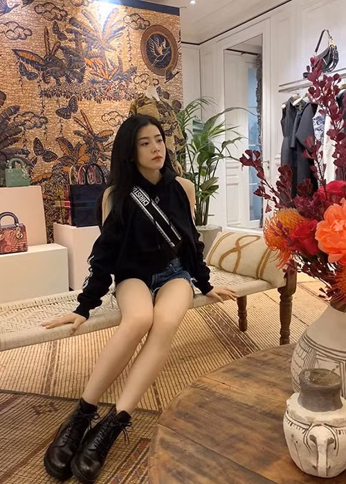 Em gái của Ông Cao Thắng có cuộc sống sang chảnh với bộ sưu tập túi xách, giày dép hàng hiệu có giá hàng trăm triệu.