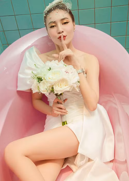 Mới đây, nữ diễn viên còn gây chú ý khi tung MV "Gái già muốn lấy chồng" sau nhiều lần bị chê hát thảm họa.