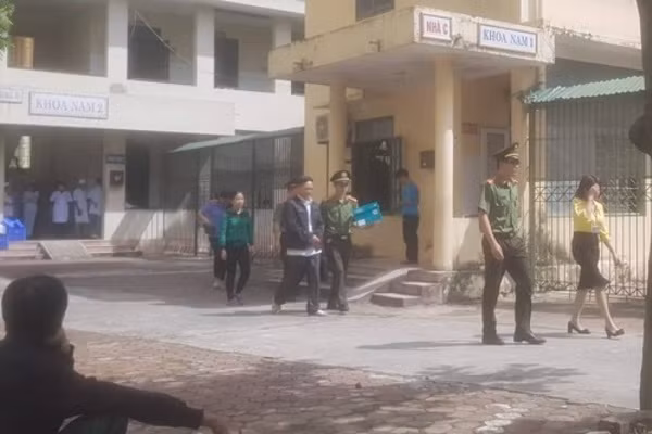 Vo Giam doc BV Tam than Thanh Hoa va 2 truong khoa chiem doat 1,5 ty tien thuoc