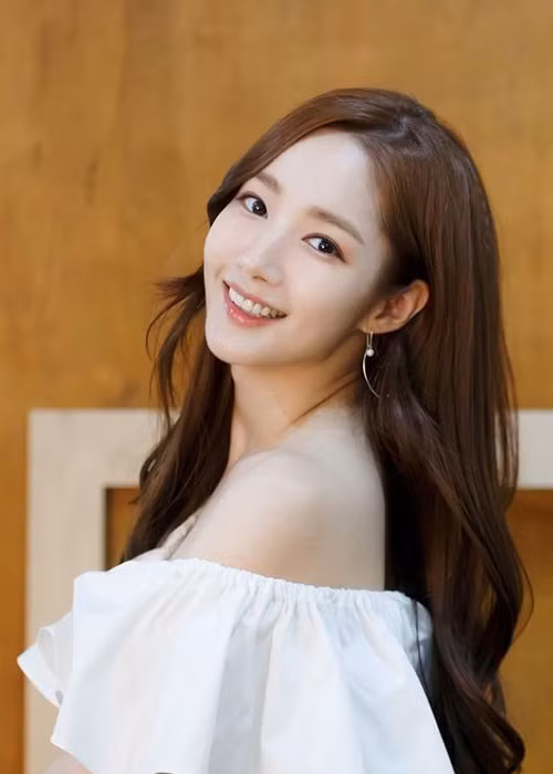 Park Min Young cũng được nhiều khán giả yêu mến bởi đời tư sạch scandal.