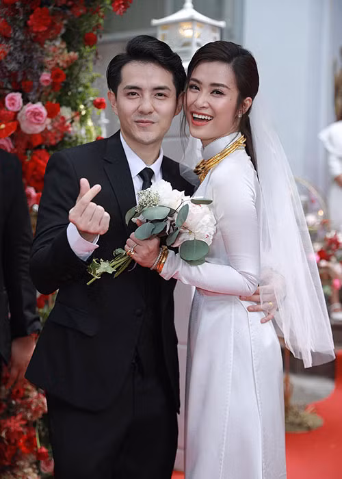 Đông Nhi - Ông Cao Thắng mong khách mời không livestream, quay phim và chia sẻ hình ảnh trong lúc diễn ra lễ kết hôn.