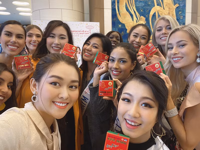Để gây ấn tượng, Tường San kết thân với các thí sinh của cuộc thi.