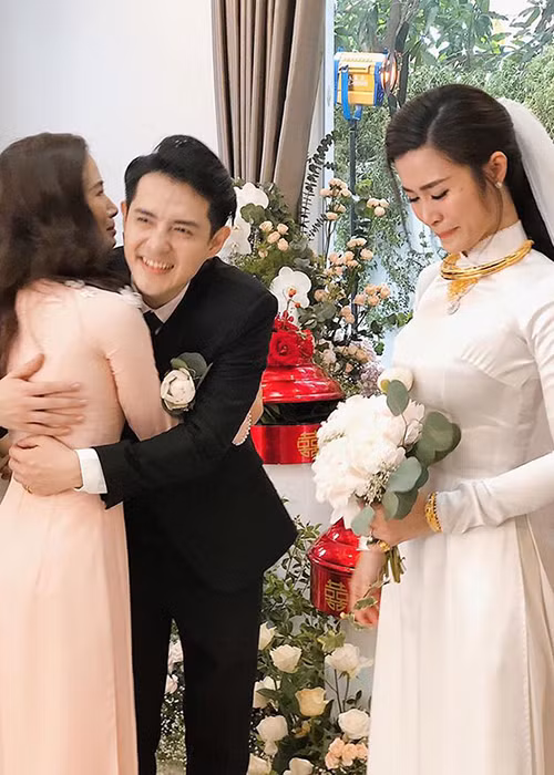 Đông Nhi không giấu được sự xúc động khi rời vòng tay bố mẹ để bước sang trang mới của cuộc đời. Ảnh: Thế giới trẻ