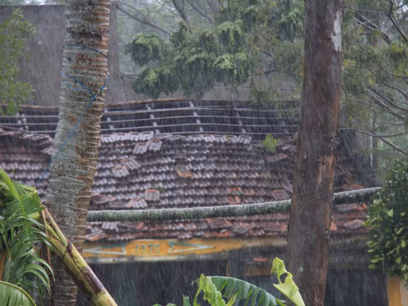 Loc xoay 'hau bao' quat tung hon 400 noc nha dan o Quang Ngai