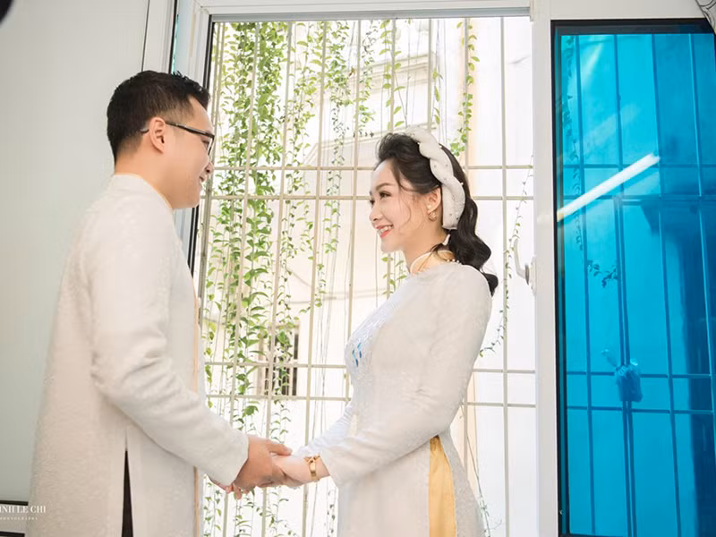 Theo Vietnamnet, chú rể đang làm nghiên cứu tại Đại học Bách Khoa Hà Nội.