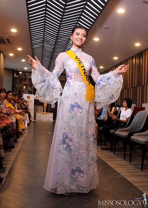 Tuy nhiên, chất liệu mỏng manh của mẫu áo dài khiến Ngọc Châu bị lộ nội y. Có nhiều ý kiến cho rằng hình ảnh Ngọc Châu mặc áo dài xuyên thấu lộ nội y gây phản cảm.