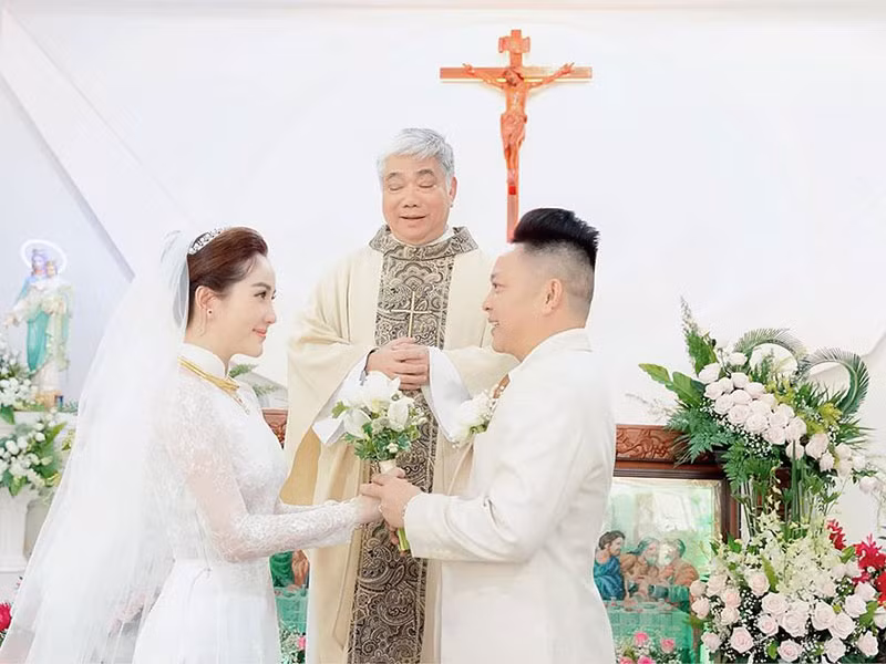 Trước giờ diễn ra tiệc cưới, Bảo Thy nhắn nhủ đến các khách mời không được khóc: "Cô dâu không muốn bị rơi lông mi giả đâu. Yêu cầu anh Vương Khang không mở nhạc buồn. Hãy mở nhạc dance hay EDM. Thy sẽ vừa nhảy vừa bước vào cho độc".