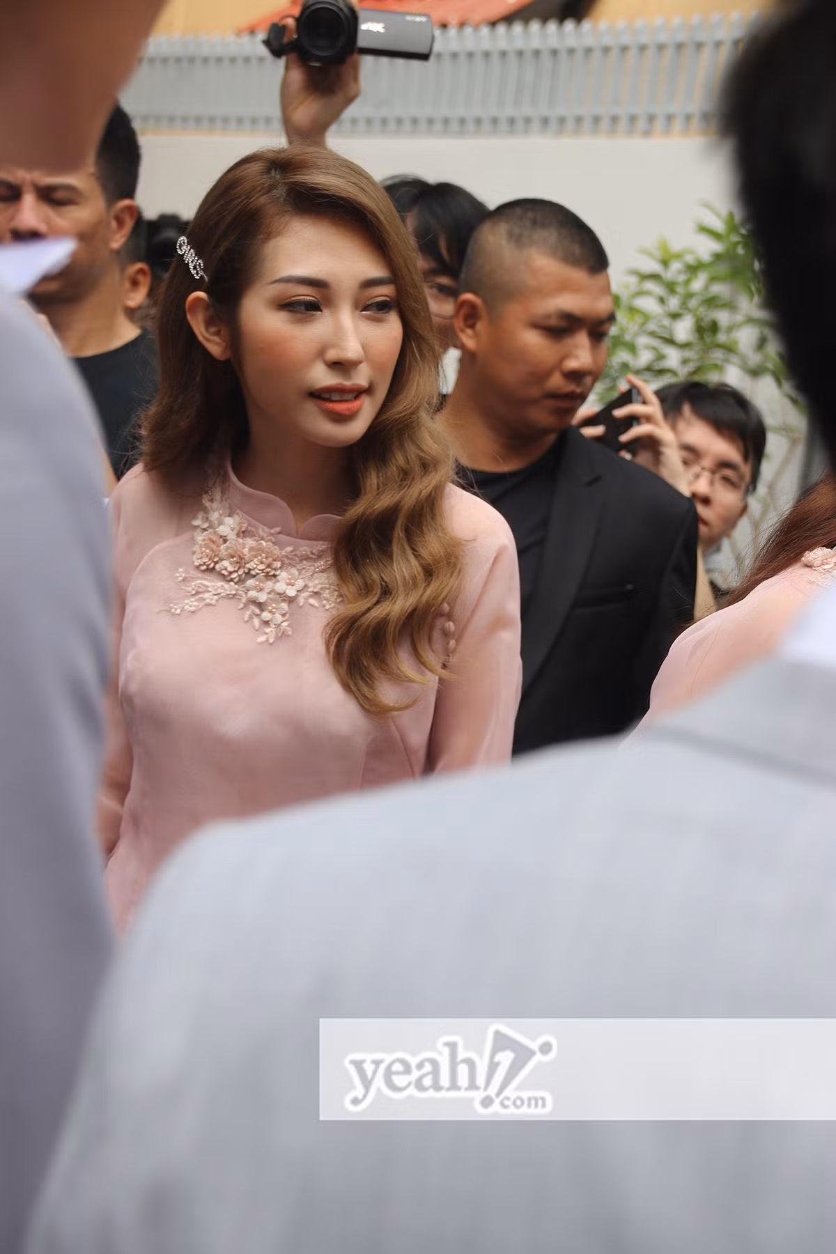 Lễ ăn hỏi của Đông Nhi và Ông Cao Thắng có sự góp mặt của Khổng Tú Quỳnh. Nữ ca sĩ giúp cô bạn thân bê tráp. Ảnh: Yeah1