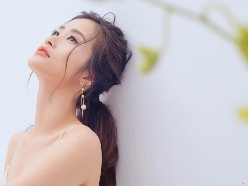 Đông Nhi vốn sinh trưởng trong một gia đình không mấy khá giả. Từ khi còn nhỏ, cô đã được bố mẹ dạy sống tự lập.