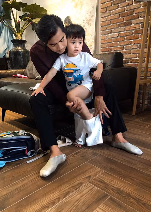 Thanh Bình được xem là ông bố bỉm sữa đảm đang nhất nhì showbiz Việt.