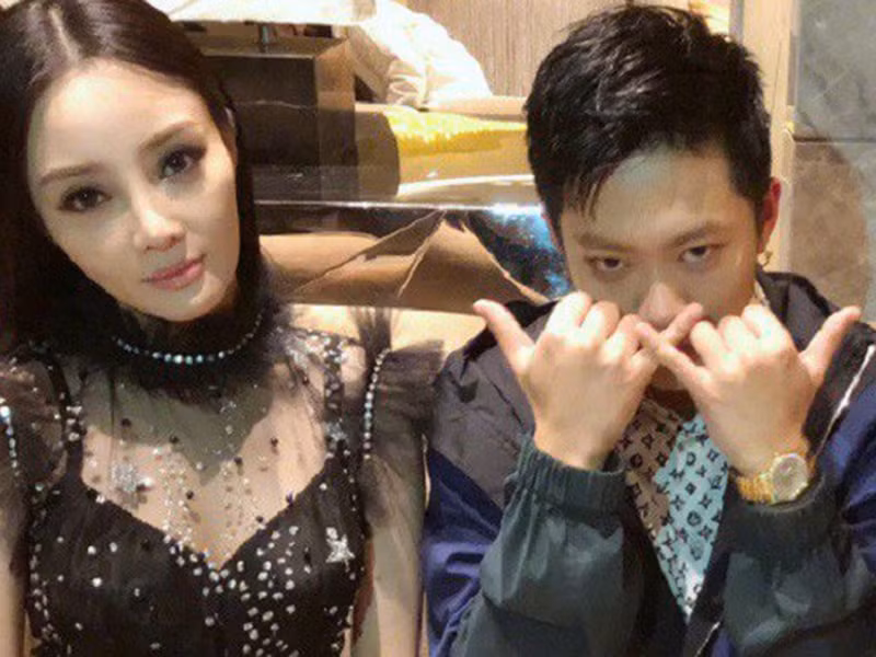 Tháng 1/2018, Lý Tiểu Lộ bị bắt gặp qua đêm với PGone. Tất nhiên, cả hai một mực phủ nhận nghi vấn ngoại tình. Tuy nhiên, fan khui lại nhiều bằng chứng cả hai hẹn hò.