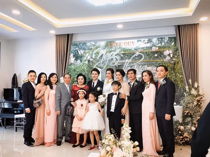 Gia dinh chong khen co dau Dong Nhi 
