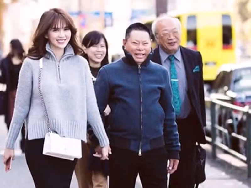 Khi công khai hẹn hò tỷ phú Hoàng Kiều, Ngọc Trinh bị ném đá bởi sự chênh lệch tuổi tác lên đến 45. Ngoài ra, cuộc tình giữa cô và tỷ phú còn vướng nghi vấn chỉ là chiêu trò PR.