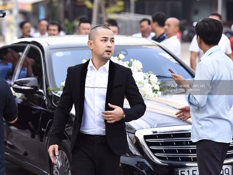 Trong hôn lễ của Bảo Thy, Thế Bảo đích thân chỉ đạo công tác bảo vệ. Ảnh: Yan