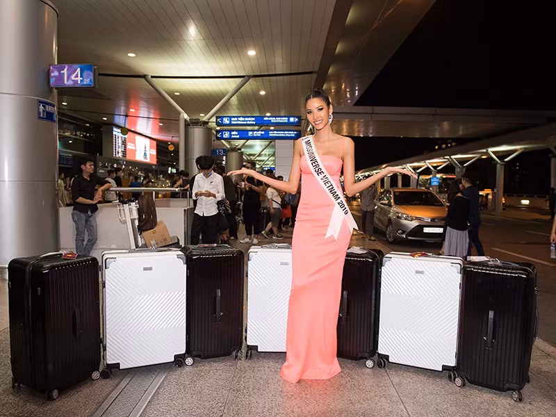 Tối ngày 25/11, Hoàng Thùy có mặt tại sân bay lên đường thi Miss Universe 2019 - Hoa hậu Hoàn vũ Thế giới 2019.