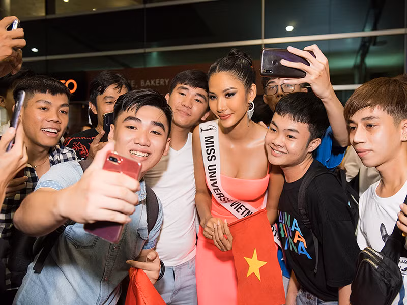 Trong chuyến đi lần này, Hoàng Thùy mang theo rất nhiều quà tặng các thí sinh.