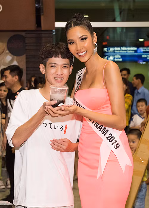 Bên cạnh ống hút làm bằng tre, Hoàng Thùy còn chuẩn bị 20 chiếc trống nhỏ làm bằng gỗ để dành tặng những em nhỏ trong hoạt động thiện nguyện thuộc khuôn khổ cuộc thi.