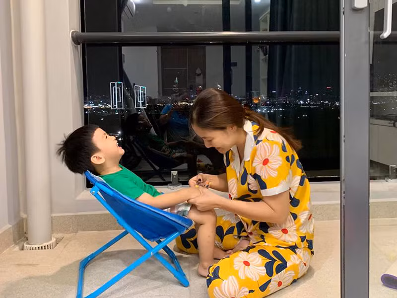 Cậu nhóc sống cùng mẹ sau khi bố mẹ chia tay.
