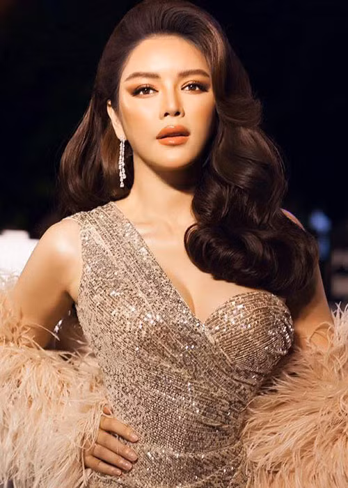 Nữ diễn viên còn tuyên bố cô không thể nào sửa cho ngực nhỏ bớt lại hoặc khư khư mặc áo cổ lọ suốt đời.