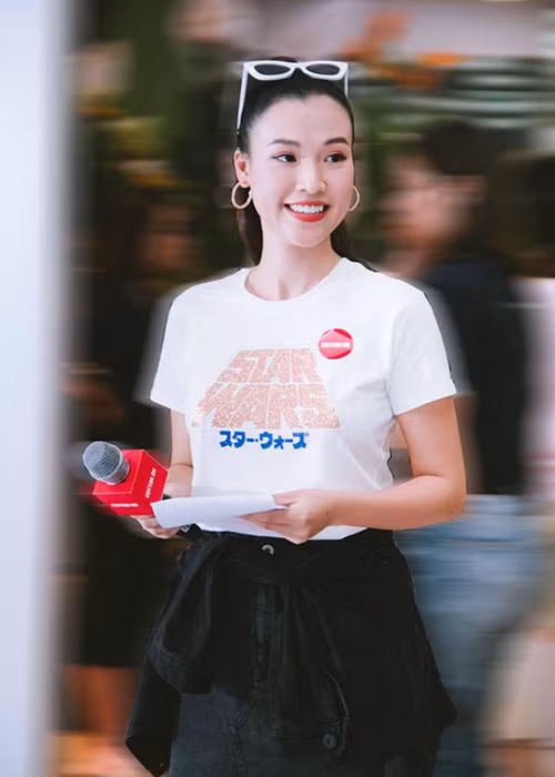 Nàng á hậu xuất hiện tươi rói tại một sự kiện sau thông tin sắp làm đám cưới.