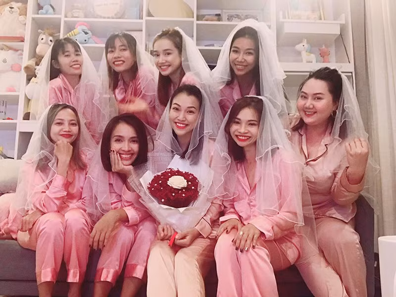 Nữ MC khẳng định với những người bạn thân sau khi lấy chồng sẽ không bỏ cuộc chơi. "Hành trình phía trước sẽ là những tháng năm rực rỡ hơn nữa có nhau", Hoàng Oanh tâm sự.