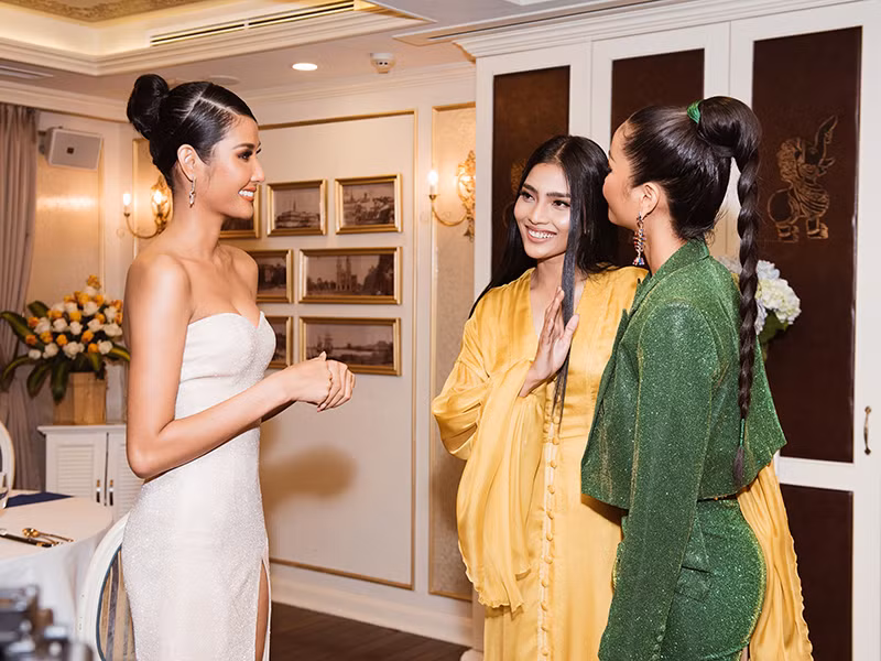 H’hen Niê còn khuyên Hoàng Thùy phải mặc thử trên mình trang phục dân tộc hai tiếng liên tục để kiểm tra độ chắc chắn.