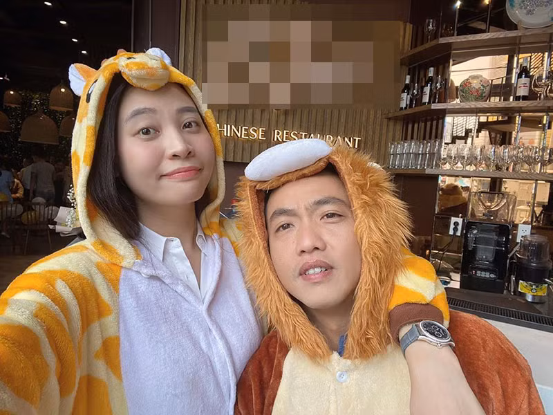 Mới đây, trong bữa tiệc sinh nhật của Đàm Thu Trang, Cường Đô la vui vẻ làm thú bông cùng vợ để mừng cô bước sang tuổi mới.