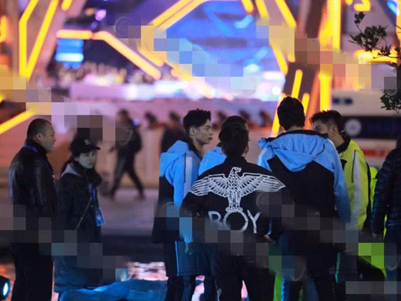 Chase me là gameshow vô cùng khắc nghiệt với nhiều thử thách khó, thời gian ghi hình từ nửa đêm đến sáng mới kết thúc nên chuyện nghệ sĩ bị chấn thương xảy ra như cơm bữa.