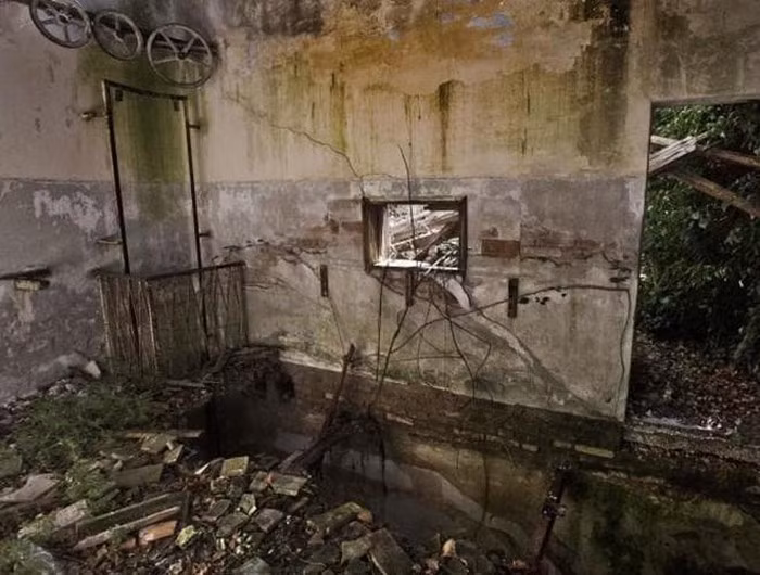 Poveglia là một hòn đảo nhỏ, có diện tích khoảng 6,8ha nằm ở phía Bắc nước Ý. Nơi này hiện không có chủ nhân, lối vào bị cấm nghiêm ngặt và cũng ít ai dám tới, bởi những câu chuyện bí ẩn xung quanh hòn đảo.