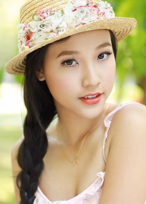 Sau khi đỗ đại học, Hoàng Oanh đã tiếp tục thử sức với nhiều cuộc thi sắc đẹp. Năm 2012, cô đoạt danh hiệu Á hậu trong cuộc thi Hoa hậu phụ nữ Việt Nam qua ảnh.