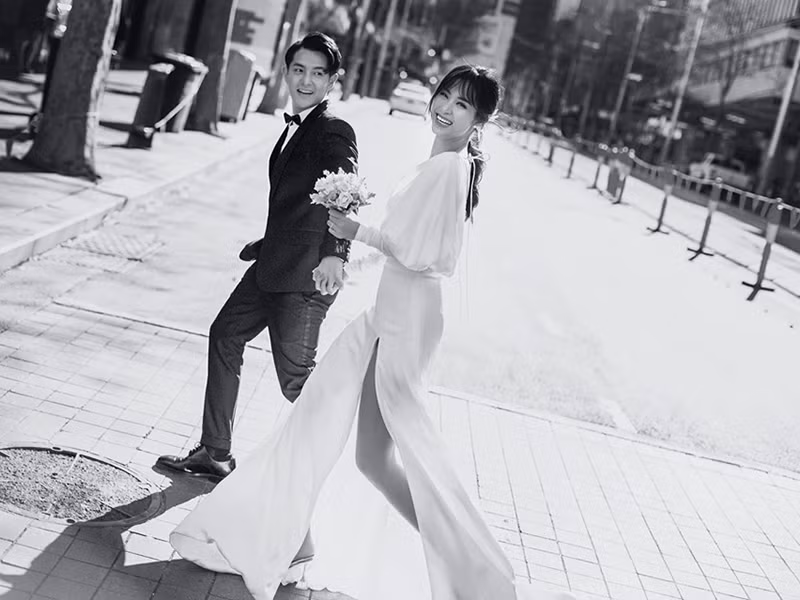 Vợ sắp cưới của Ông Cao Thắng chia sẻ thêm khi xem "Ngày đôi ta là của nhau", cô cứ cười tủm tỉm vì hóa ra tình yêu của cô cũng dễ thương.