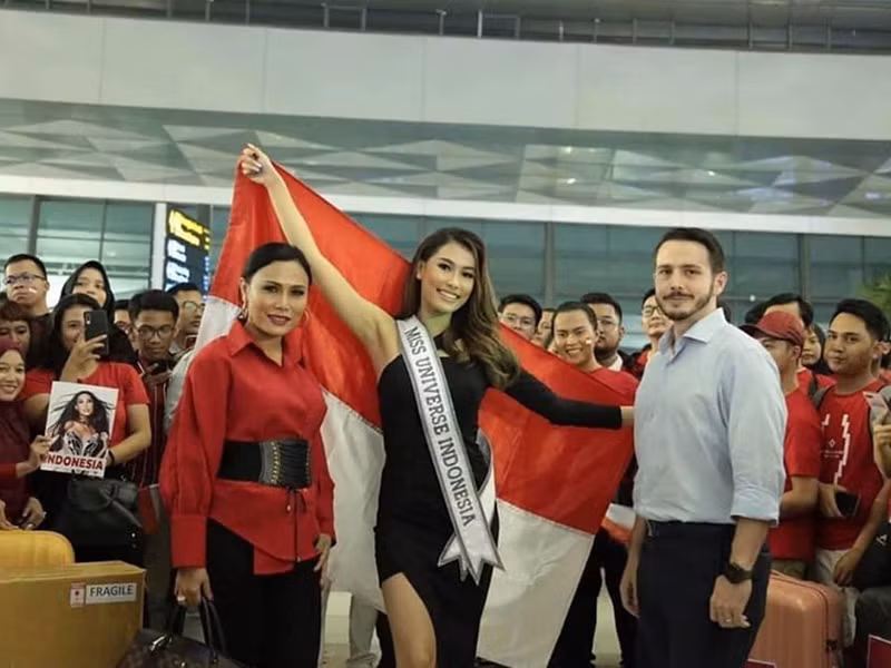 Đại diện Indonesia vừa được fan tiễn tại sân bay.