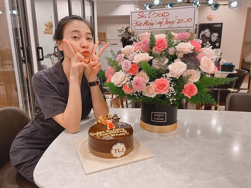 Nữ ca sĩ gốc Tày khoe món quà của bé Subeo - con riêng của Cường Đô la nhân dịp 20/10.