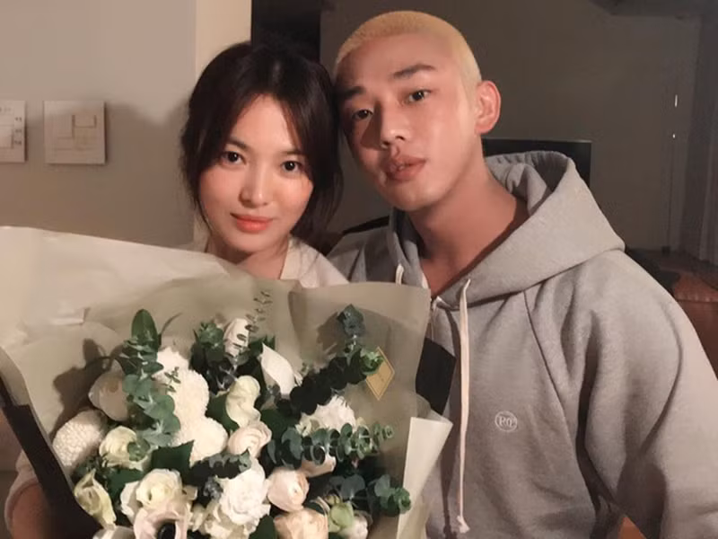 Yoo Ah In là đàn em được Song Hye Kyo quý mến trong showbiz Hàn.