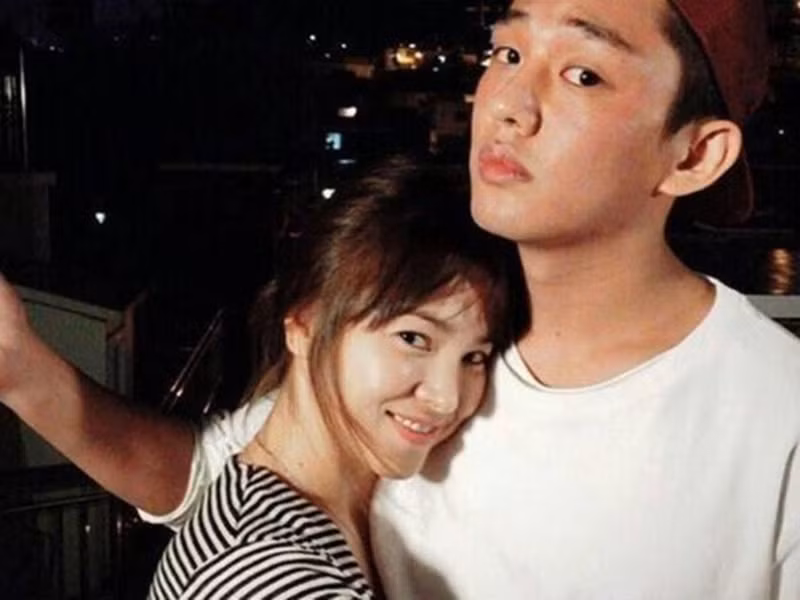 Trước khi lấy chồng, Song Hye Kyo từng vướng tin đồn tình cảm với Yoo Ah In. Tuy nhiên, cả hai phủ nhận hẹn hò.